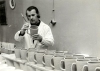 Adam Sadulski przy kuflach okolicznościowych przeznaczonych na Barbórkę 1974 dla kombinatu górniczo-hutniczego w Lubiniu.
