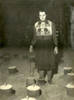 Moja Babcia - Janina Pruszyńska - na piecu Mendheima. Podnosiło się takie właśnie "kapsle" i zaglądało do pieca czy wszystko ok.
