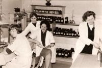 Apolonia Korczowska (pierwsza z prawej) ze swoim zespołem w laboratorium