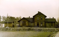 Stacja kolejowa w Mirostowicach Dolnych. Zakłady ceramiczne są tuż za nią.
